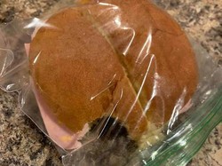 Sudah Nikah 41 Tahun, Wanita Ini Selalu Gigit Bekal Roti untuk Suaminya