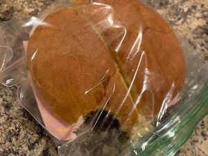 Sudah Nikah 41 Tahun, Wanita Ini Selalu Gigit Bekal Roti untuk Suaminya Sudah Nikah 41 Tahun, Wanita Ini Selalu Gigit Bekal Roti untuk Suaminya