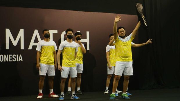 Legend’s Vision Mix & Match Badminton Challenge Powered by YonexAksi para bintang bulutangkis berlangsung di Taufik Hidayat (TH) Arena, Ciracas, Jakarta Timur, Jumat (11/12) sore. Mereka beraksi dalam laga format baru yang diprakarsai Yonex dengan mempertemukan dua tim Red Army yang dikapteni Taufik Hidayat melawan Golden Patriot dengan kapten Candra Wijaya. Tim Golden Patriot akhirnya tampil sebagai pemenang setelah unggul 3-2 atas Red Army.Tim Golden Patriot :1.    Candra Wijaya2.    Kevin Sanjaya Sukamuljo, 3.    Muhammad Rian Ardianto, 4.    Tommy Sugiarto, 5.    Gabriel Christopher Wintan Wijaya, 6.    Galuh Dwi Putra.Tim Red Army 1.    Taufik Hidayat2.    Marcus Fernaldi Gideon, 3.    Fajar Alfian, 4.    Sony Dwi Kuncoro, 5.    Teges Satriaji,6.    Muhammad Nendi Novatino.
