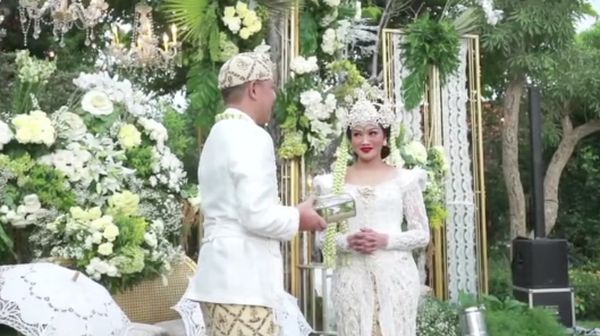 Momen Bahagia hingga Haru di Pernikahan Yura Yunita dan Donne Maula