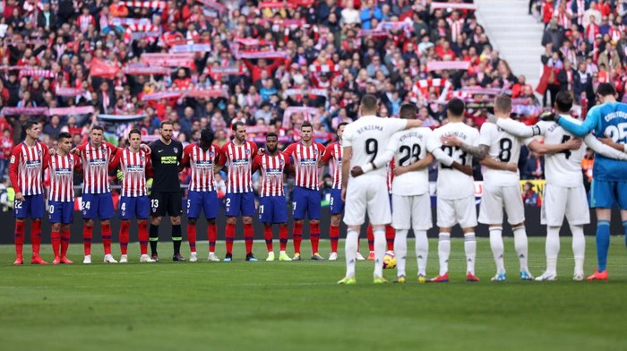 MADRID, SPAIN - FEBRUARY 09:  Players and fans observe a silence prior  the La Liga match between Club Atletico de Madrid and Real Madrid CF at Wanda Metropolitano on February 09, 2019 in Madrid, Spain. (Photo by Gonzalo Arroyo Moreno/Getty Images)