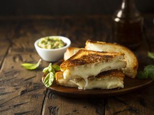 8 Tips Bikin Roti Panggang Keju Enak, Renyah dan Gurih!