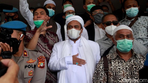 Acungan Jempol Habib Rizieq di Polda Metro Jaya Habib Rizieq Shihab tiba di Polda Metro Jaya sebagai tersangka kasus kerumunan di Petamburan. Setiba di Polda Metro Jaya, ia sempat mengacungkan jempol.