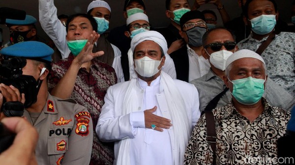 Habib Rizieq Shihab tiba di Polda Metro Jaya sebagai tersangka kasus kerumunan di Petamburan. Setiba di Polda Metro Jaya, ia sempat mengacungkan jempol.