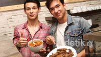 Pose Keren Adipati Dolken saat Kulineran di Restoran