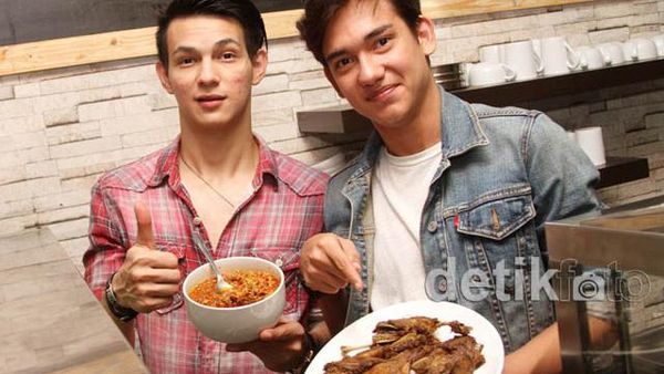 Pose Keren Adipati Dolken saat Kulineran di Restoran