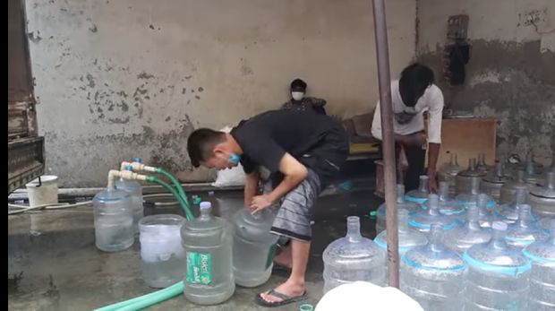 Youtuber asal Medan yang tinggal di India membeberkan banyak sekali hal di negara yang bek Begini Proses Isi Ulang Air Minum Di India, Netizen Bersyukur Tinggal Di Indonesia