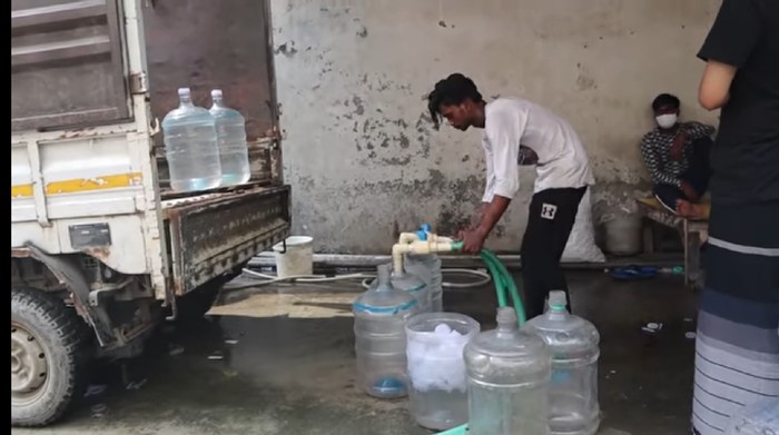 Youtuber asal Medan yang tinggal di India membeberkan banyak sekali hal di negara yang bek Begini Proses Isi Ulang Air Minum Di India, Netizen Bersyukur Tinggal Di Indonesia