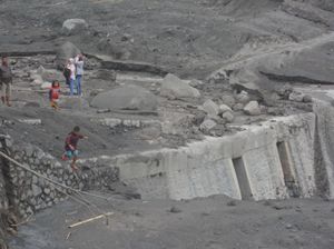 Aliran Lahar Gunung Semeru Jadi Tontonan Warga