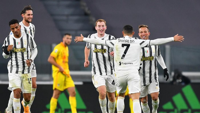 TURIN, ITALY - NOVEMBER 21: Cristiano Ronaldo of Juventus celebrates with teammates Dejan Kulusevski and Melo Arthur after scoring his teams first goal during the Serie A match between Juventus and Cagliari Calcio at Allianz Stadium on November 21, 2020 in Turin, Italy. Football Stadiums around Europe remain empty due to the Coronavirus Pandemic as Government social distancing laws prohibit fans inside venues resulting in fixtures being played behind closed doors. (Photo by Valerio Pennicino/Getty Images)