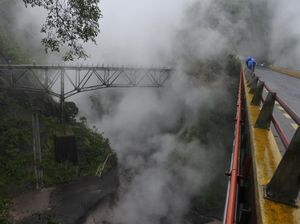 Penampakan Kepulan Asap dari Banjir Lahar Dingin di Lumajang