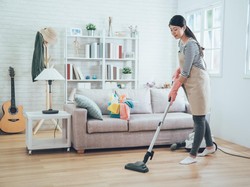 Lakukan 7 Hal Ini Biar Helaian Rambut Nggak Bertebaran di Rumah