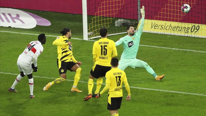 Stuttgarts Silas Wamangituka scores during the German Bundesliga soccer match between Borussia Dortmund and VfB Stuttgart in Dortmund, Germany, Saturday, Dec.12, 2020.  (Focke Strangmann/Pool via AP)