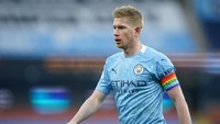 Manchester City memang gagal menjuarai Liga Inggris musim lalu, namun 16 gol dan 23 assist yang dibuat Kevin De Bruyne membuatnya dinobatkan sebagai pemain terbaik Premier League 2019/20, dan tentu ia layak masuk daftar ini. Foto: Getty Images/Pool