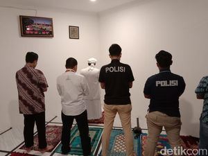 Habib Rizieq Salat Bareng Penyidik di Sela Pemeriksaan sebagai Tersangka