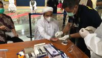 Potret Habib Rizieq Tersangka: Swab hingga Salat di Polda Metro Jaya