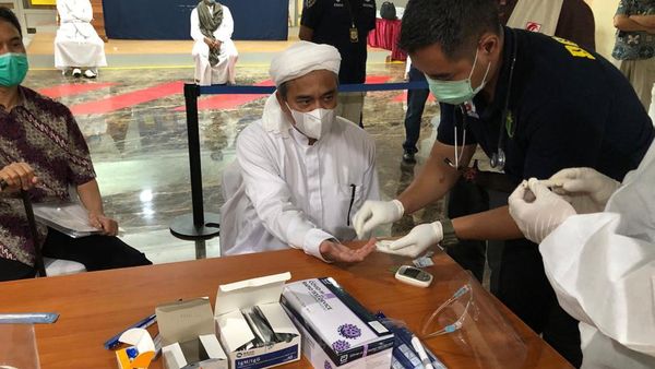 Potret Habib Rizieq Tersangka: Swab hingga Salat di Polda Metro Jaya