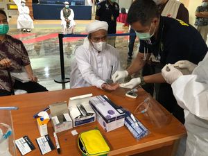 Potret Habib Rizieq Tersangka: Swab hingga Salat di Polda Metro Jaya