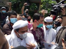 Video Momen Kedatangan Habib Rizieq ke Polda Metro Jaya