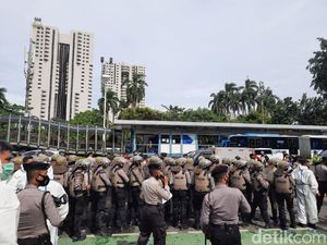 Jelang Pemeriksaan HRS, Polisi Siaga di Pintu Masuk Polda Metro Jaya