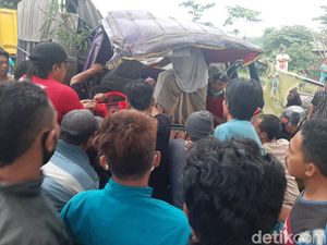 Truk Muat Beras Tabrak Pohon di Probolinggo, Sopir Terjepit Kabin Ringsek