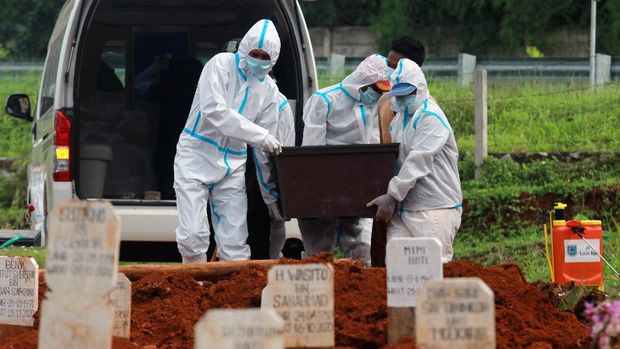 Petugas makam membawa jenazah ketua KPU Kota Tangerang Selatan almarhum Bambang Dwitoro saat akan dimakamkan di TPU khusus COVID-19 Jombang, Tangerang Selatan, Banten, Sabtu (12/12/2020). Ketua KPU Kota Tangerang Selatan wafat usai dirawat di rumah sakit selama beberapa hari karena terpapar COVID-19. ANTARA FOTO/Muhammad Iqbal/foc.