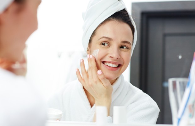 Menggunakan gel moisturizer/foto: freepik.com Menggunakan gel moisturizer