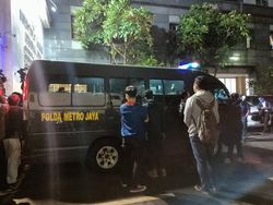 Jelang Habib Rizieq Keluar Ruang Pemeriksaan, Mobil Tahanan Siaga