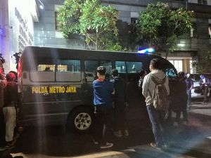 Jelang Habib Rizieq Keluar Ruang Pemeriksaan, Mobil Tahanan Siaga