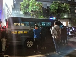 Jelang Habib Rizieq Keluar Ruang Pemeriksaan, Mobil Tahanan Siaga