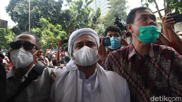 Habib Rizieq Shihab memenuhi panggilan kepolisian terkait kasus kerumunan di Petamburan, setelah ditetapkan sebagai tersangka. Habib Rizieq tiba di Polda Metro Jaya.