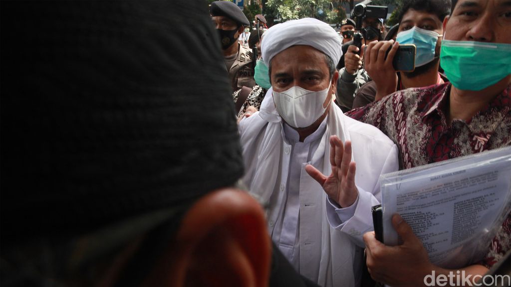 Habib Rizieq Shihab menyanggupi panggilan kepolisian terkait problem kerumunan di Petamburan, sehabis ditetapkan selaku  tersangka. Habib Rizieq tiba di Polda Metro Jaya.