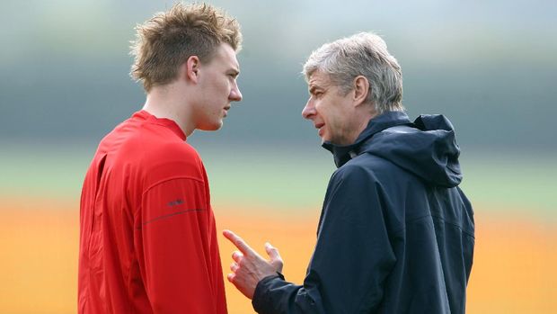 ST ALBANS, ENGLAND - APRIL 14:  Arsene Wenger Manager of Arsenal talks with Nicklas Bendtner during a training session ahead of their UEFA Champions League Quarter Final second leg round match against Villarreal, at London Colney on April 14, 2009 in St Albans, England.  (Photo by Phil Cole/Getty Images)