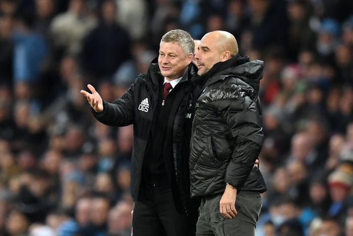 Ole Gunnar Solskjaer dan Pep Guardiola MANCHESTER, ENGLAND - DECEMBER 07: Ole Gunnar Solskjaer, Manager of Manchester United speaks with Pep Guardiola, Manager of Manchester City during the Premier League match between Manchester City and Manchester United at Etihad Stadium on December 07, 2019 in Manchester, United Kingdom. (Photo by Michael Regan/Getty Images)