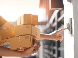 Viral Emak-emak Ngamuk ke Kurir, Ini 3 Poin Penting Transaksi COD