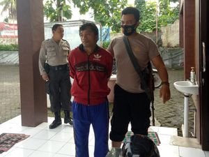 Polisi Amankan Pria yang Diduga Pembunuh Ibu Rumah Tangga di Jember Polisi Amankan Pria yang Diduga Pembunuh Ibu Rumah Tangga di Jember