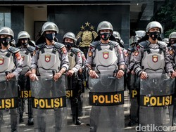 Mahasiswi Ngamuk Ditegur Lawan Arah di Jaktim Juga Coba Rebut Senpi Polisi