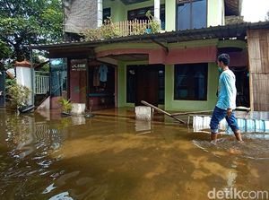 Ratusan Rumah di Kudus Terendam Banjir, Warga Memilih Bertahan Ratusan Rumah di Kudus Terendam Banjir, Warga Memilih Bertahan