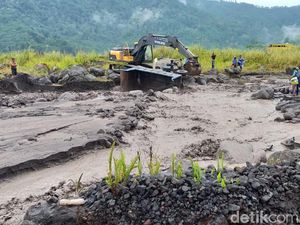 Detik-detik Truk Pasir Terseret Banjir Lahar Hujan Semeru Detik-detik Truk Pasir Terseret Banjir Lahar Hujan Semeru