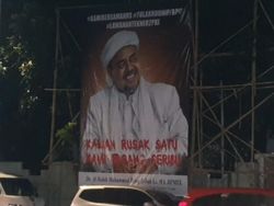 Baliho Habib Rizieq Muncul Lagi di Petamburan