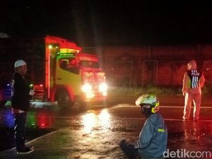 Hujan Lebat Rendam Jalan Kediri-Nganjuk, Jalan Ditutup dan Jalur Dialihkan Hujan Lebat Rendam Jalan Kediri-Nganjuk, Jalan Ditutup dan Jalur Dialihkan