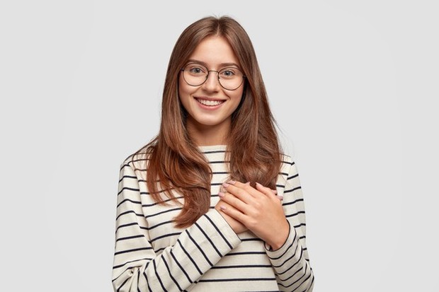 Cara mengatasi iri hati dengan banyak bersyukur atas apa yang dimiliki.