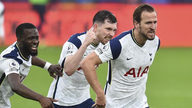 Tottenham's Harry Kane, right, celebrates with teammates after scoring the opening goal of the game during their English Premier League soccer match between Crystal Palace and Tottenham Hotspur at Selhurst Park in London, Sunday, Dec., 13, 2020. (Glyn Kirk/ Pool via AP))