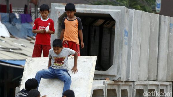 Di Cileungsi, Beton Saluran Air Jadi Arena Bermain Anak