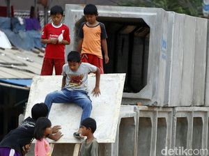 Di Cileungsi, Beton Saluran Air Jadi Arena Bermain Anak