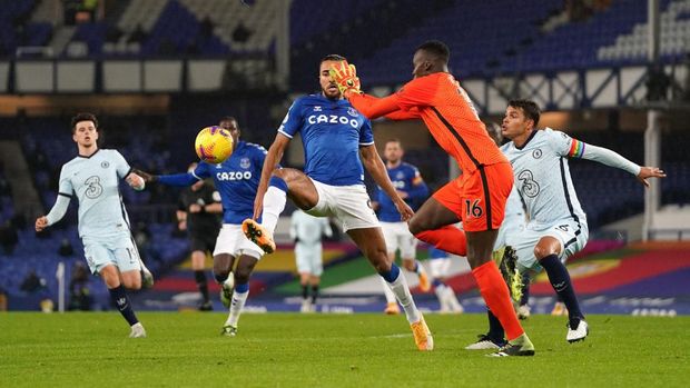 LIVERPOOL, ENGLAND - DECEMBER 12: Dominic Calvert-Lewin of Everton clashes with Edouard Mendy of Chelsea which leads to a penalty awarded to Everton during the Premier League match between Everton and Chelsea at Goodison Park on December 12, 2020 in Liverpool, England. A limited number of spectators (2000) are welcomed back to stadiums to watch elite football across England. This was following easing of restrictions on spectators in tiers one and two areas only. (Photo by Jon Super - Pool/Getty Images)