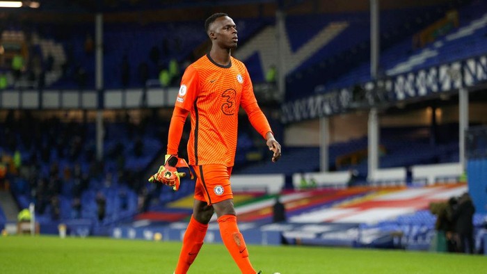 LIVERPOOL, ENGLAND - DECEMBER 12: Dominic Calvert-Lewin of Everton clashes with Edouard Mendy of Chelsea which leads to a penalty awarded to Everton during the Premier League match between Everton and Chelsea at Goodison Park on December 12, 2020 in Liverpool, England. A limited number of spectators (2000) are welcomed back to stadiums to watch elite football across England. This was following easing of restrictions on spectators in tiers one and two areas only. (Photo by Jon Super - Pool/Getty Images)
