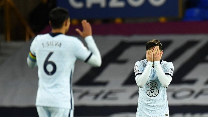 Chelseas Mason Mount, right, reacts after missing a chance to score during the English Premier League soccer match between Everton and Chelsea at Goodison Park in Liverpool, England, Saturday, Dec. 12, 2020. (Peter Powell/Pool via AP)