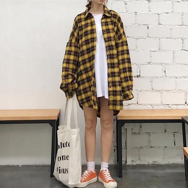 foto: pinterest.com Oversized flanel with t-shirt and totebag