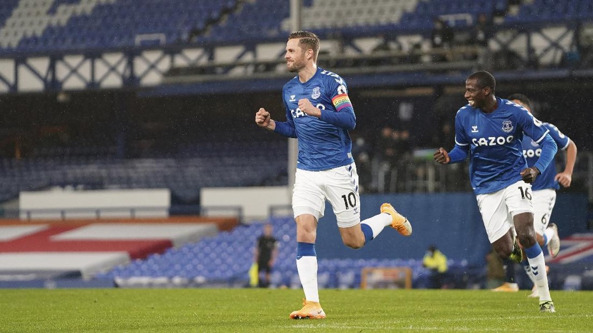 Gylfi Sigurdsson menjadi pahlawan kemenangan 1-0 Everton atas Chelse. (Foto: Jon Super/AP)